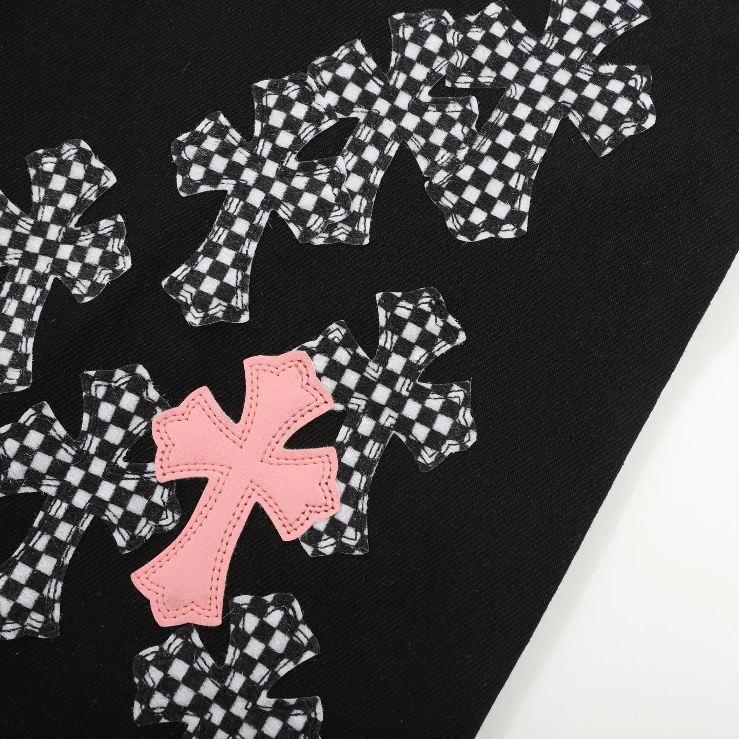 P280 Chrome Hearts ch Chrome Hearts Cherry Blossom Pink Checkerboard Cross Patch Leather Jeans, Original 5W+ It is well known that chromehearts jeans use vintage Levis jeans as the base for creation. They usually add their own unique silver buckles and silver ornaments, plus leather embellishments. This is the reason why the value of these vintage jeans doubles. Because the base is vintage jeans, the jeans themselves have been very soft and comfortable after years of baptism. This can be distinguished from ordinary jeans. Regarding the size, you should also refer to the pants data. Size: 28 30 32 34 (corresponds to S-XL) Size chart: 28 Waist 76 Pants length 104 Hips 102 30 Waist 80 Pants length 105 Hips 106 32 Waist 84 Pants length 106 Hips 110 34 Waist 88 Pants length 107 Hips 114